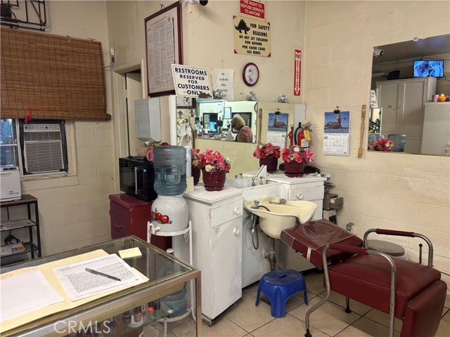 0, Long Beach CA: https://media.crmls.org/medias/df9ff9b0-2d8c-4c95-af80-13b55c272408.jpg