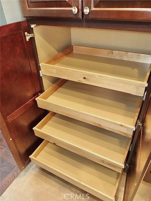 Kitchen pull out cabinet