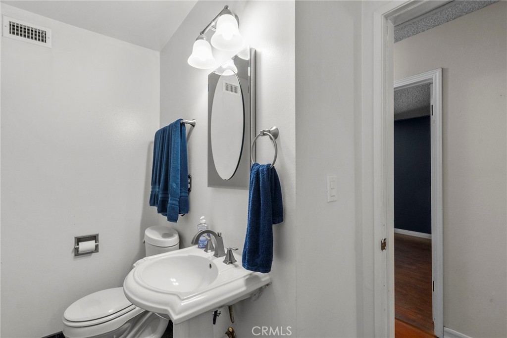 https://media.crmls.org/medias/dfa2d561-dc50-478c-be8f-d7dab063bd33.jpg?preset=X-Large