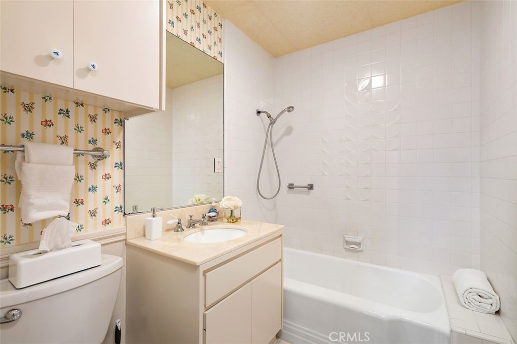 https://media.crmls.org/medias/dfa2f317-8513-4207-b299-43415b2831f9.jpg?preset=X-Large