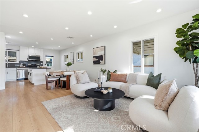 Detail Gallery Image 8 of 74 For 2140 N Rose St, Burbank,  CA 91505 - 5 Beds | 3/1 Baths