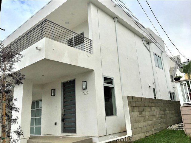 Stairs on the side to the roof top deck