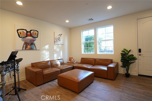 Detail Gallery Image 5 of 13 For 2908 E via Fiano, Ontario,  CA 91764 - 3 Beds | 2/1 Baths