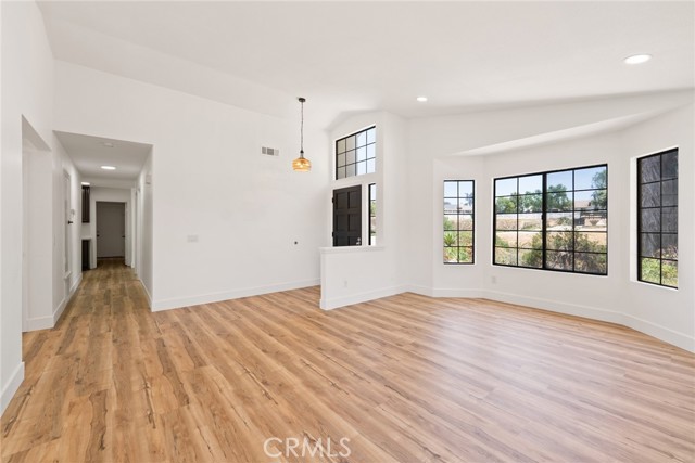 Detail Gallery Image 4 of 38 For 18085 Golden Leaf Ln, Woodcrest,  CA 92504 - 4 Beds | 3 Baths