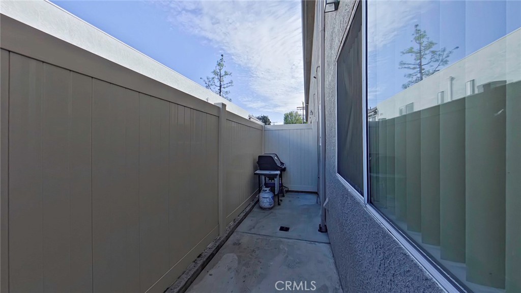 https://media.crmls.org/medias/dfaaa9f1-09e4-4e42-a2f0-d0be0e6bfb52.jpg?preset=X-Large