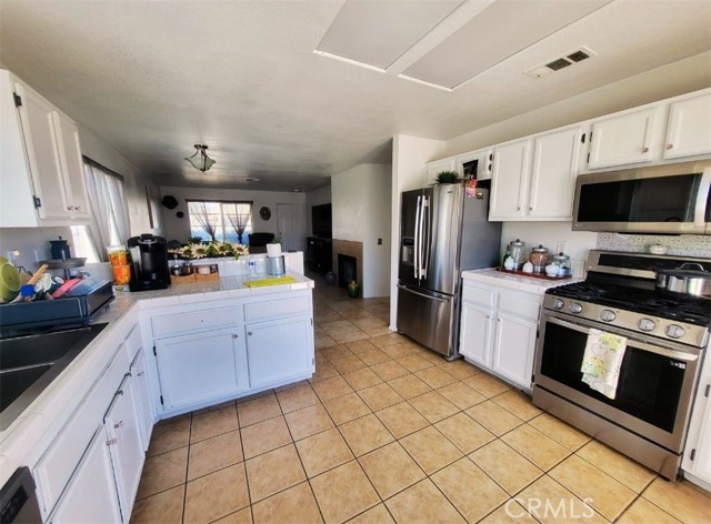Detail Gallery Image 5 of 19 For 15249 Braxton, Adelanto,  CA 92301 - 4 Beds | 2 Baths