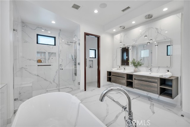 332 Avenue E, Redondo Beach, California 90277, 5 Bedrooms Bedrooms, ,6 BathroomsBathrooms,Residential,For Sale,Avenue E,SB26070979