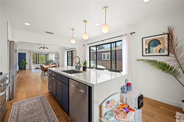 Detail Gallery Image 3 of 49 For 3345 Oakhurst Ave, Los Angeles,  CA 90034 - 3 Beds | 3 Baths