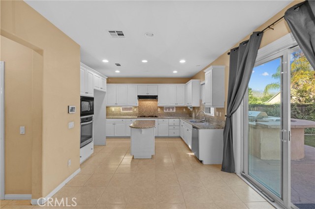 Detail Gallery Image 7 of 18 For 11151 Tesota Loop St, Corona,  CA 92883 - 5 Beds | 4 Baths
