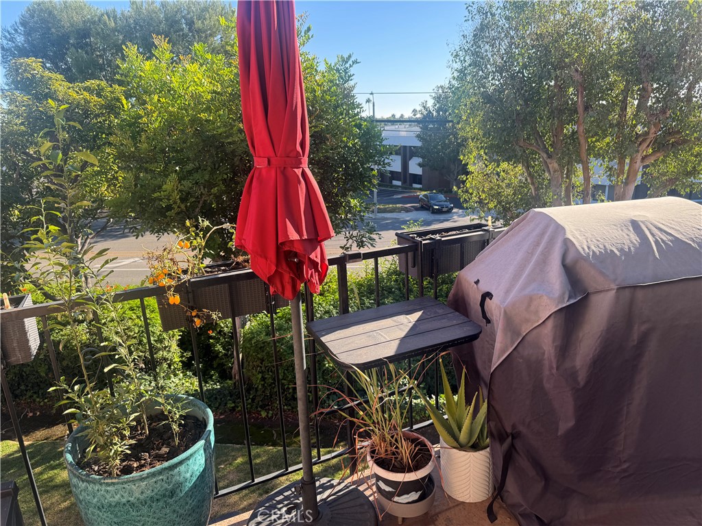 https://media.crmls.org/medias/dfb5307e-ccd3-4b9d-870b-24c0a105a587.jpg?preset=X-Large