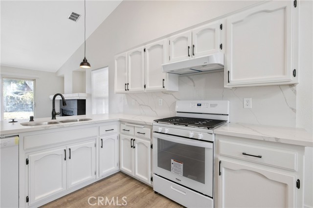 1967 N Ventura Avenue, Farmersville CA: https://media.crmls.org/medias/dfb55ce9-4cf0-40d1-86a3-d3a17fbb2b95.jpg