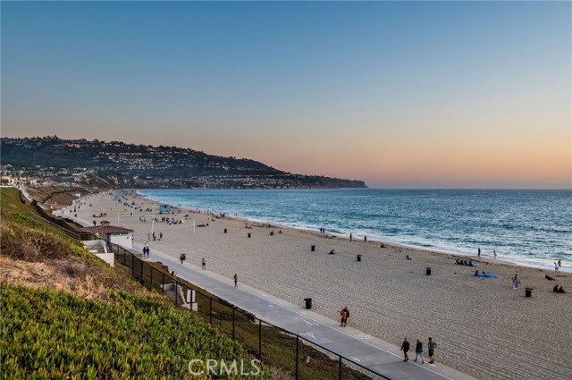 1407 S Catalina Avenue, Redondo Beach CA: https://media.crmls.org/medias/dfb6bbbb-d448-474a-b2b1-51aa86e133bc.jpg