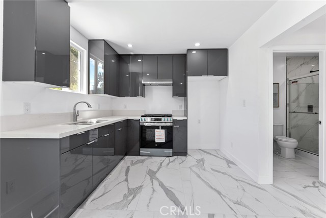22723 Leonora Drive, Woodland Hills CA: https://media.crmls.org/medias/dfb7be81-c6c1-4a94-b079-2a3283b9ee8b.jpg