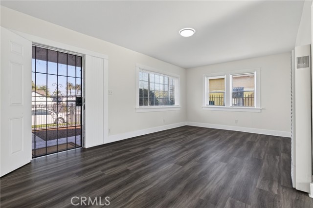 Detail Gallery Image 9 of 38 For 1300 W 90th St, Los Angeles,  CA 90044 - 6 Beds | 3 Baths