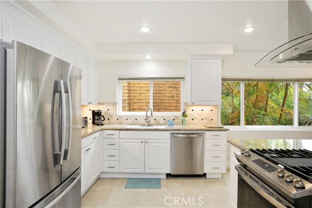 617 Iris Avenue, Corona del Mar CA: https://media.crmls.org/medias/dfba73be-052d-414e-b1d3-bb0a16901a62.jpg