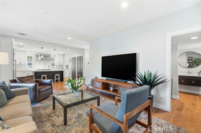 Detail Gallery Image 18 of 57 For 2311 W Clark Ave, Burbank,  CA 91506 - 4 Beds | 4/1 Baths