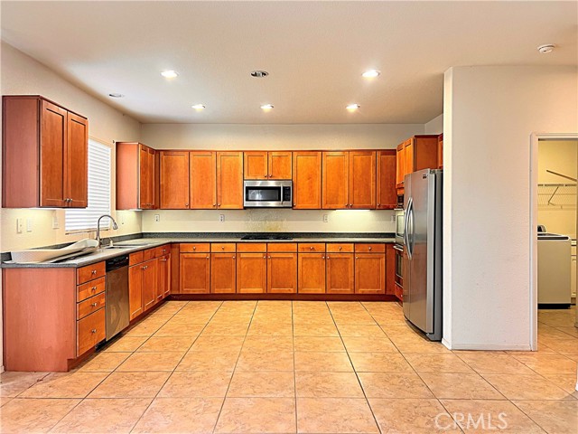 Detail Gallery Image 13 of 51 For 2745 Garnet Ln, Lancaster,  CA 93535 - 5 Beds | 3 Baths