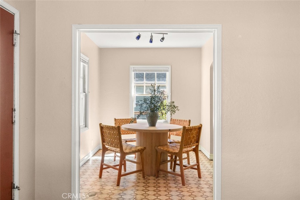 https://media.crmls.org/medias/dfbbd8b0-548f-40d2-b0f6-2d9551a2da28.jpg?preset=X-Large