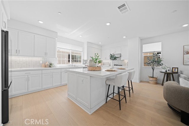 Detail Gallery Image 11 of 47 For 1042 N Anaheim Blvd #2,  Anaheim,  CA 92801 - 4 Beds | 3/1 Baths