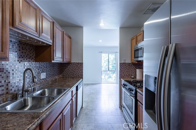 Detail Gallery Image 12 of 26 For 15344 Weddington St #202,  Sherman Oaks,  CA 91411 - 2 Beds | 2 Baths