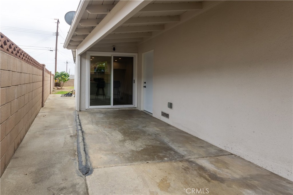https://media.crmls.org/medias/dfc04fad-5ad5-4b74-9205-7776a93ead91.jpg?preset=X-Large