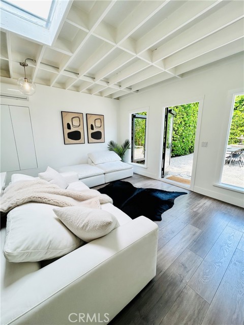 5437 Ventura Canyon Avenue, Sherman Oaks CA: https://media.crmls.org/medias/dfc5d334-ea72-4ec4-bd82-81b0530cb9c7.jpg