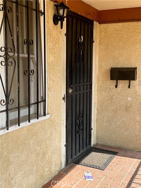 5255 Sumner Avenue, Los Angeles CA: https://media.crmls.org/medias/dfc606f0-7d37-45b8-a45b-74478d05c75a.jpg