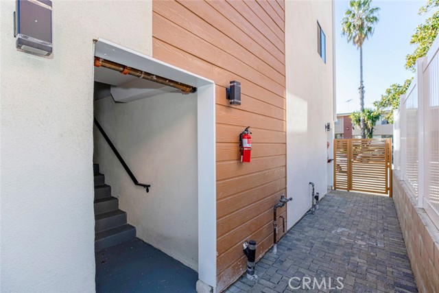 Detail Gallery Image 5 of 30 For 1754 N Berendo St #C,  Los Angeles,  CA 90027 - 3 Beds | 2/1 Baths