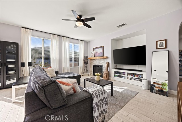 Detail Gallery Image 4 of 50 For 15592 Red Oak, Victorville,  CA 92394 - 3 Beds | 2 Baths