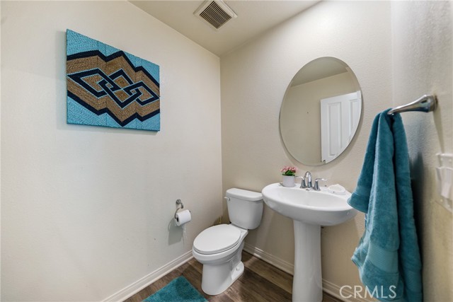 Detail Gallery Image 13 of 36 For 8010 Cherry Ln, Downey,  CA 90241 - 4 Beds | 3/1 Baths