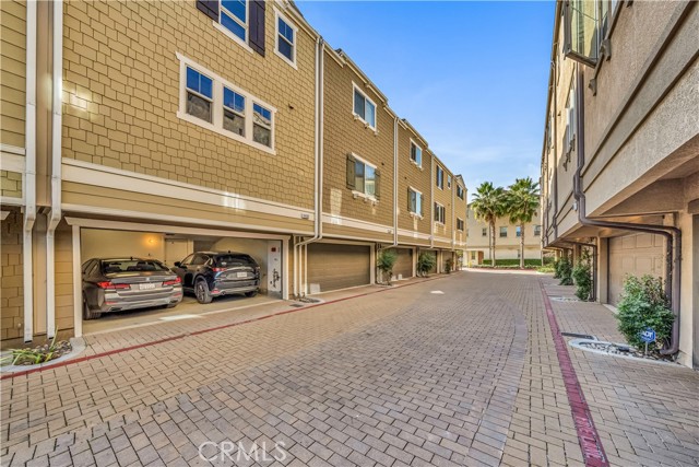 Detail Gallery Image 24 of 26 For 14102 W Chapparel Ln, Van Nuys,  CA 91405 - 2 Beds | 2/1 Baths