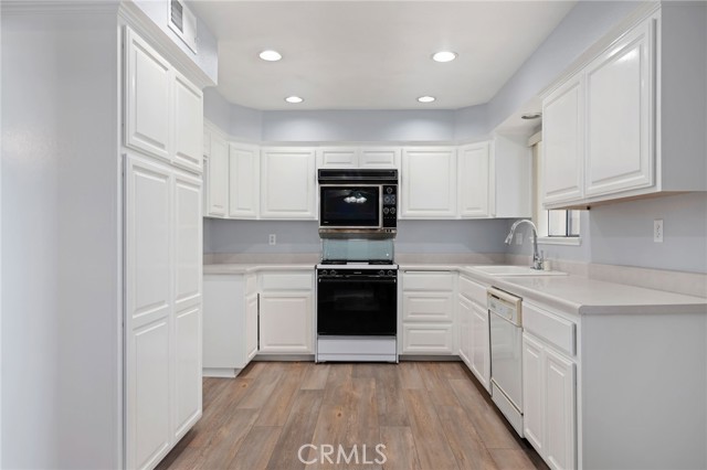 9000 Vanalden Avenue, Northridge CA: https://media.crmls.org/medias/dfd30488-0eb8-422f-8071-e0115a1296de.jpg