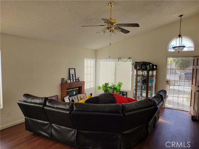 Detail Gallery Image 9 of 17 For 16674 War Cloud Dr, Moreno Valley,  CA 92551 - 3 Beds | 2 Baths