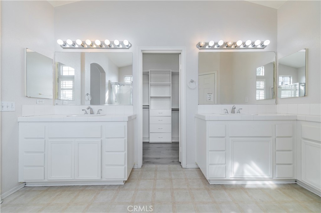https://media.crmls.org/medias/dfd6b029-6252-4e7f-8329-7cd2379a38da.jpg?preset=X-Large