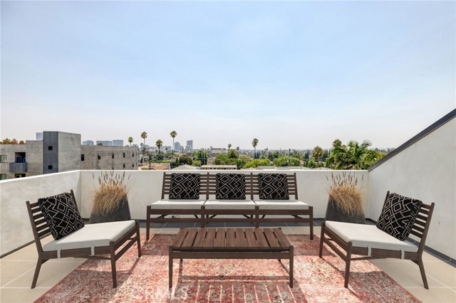 Detail Gallery Image 23 of 27 For 4827 Oakwood Ave, Los Angeles,  CA 90004 - 4 Beds | 4/1 Baths