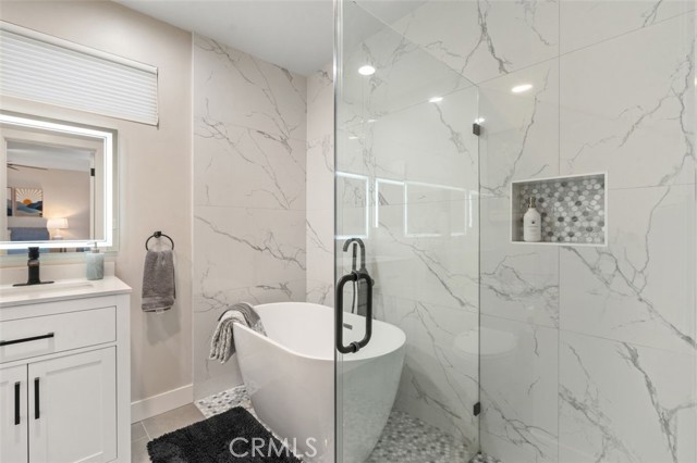 6207 Capistrano Avenue, Woodland Hills CA: https://media.crmls.org/medias/dfdb1b32-0209-4027-9b2a-d1d80b0c9012.jpg