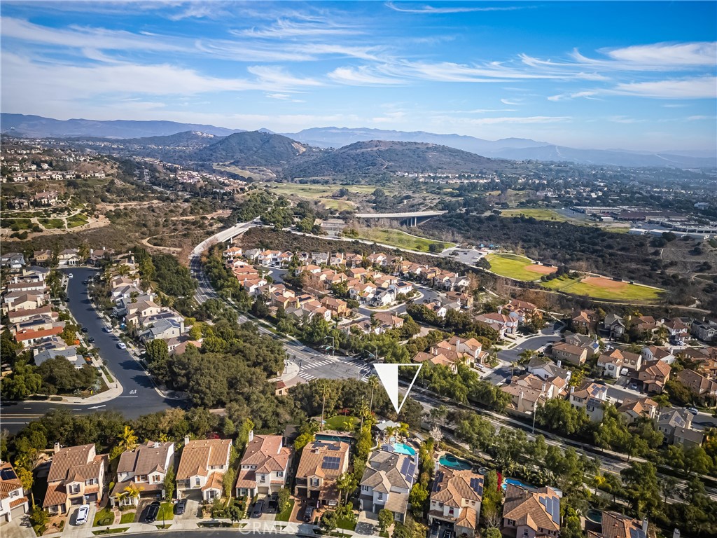https://media.crmls.org/medias/dfdd2402-b534-4c2a-9b51-ae1d4eb4e1f4.jpg?preset=X-Large