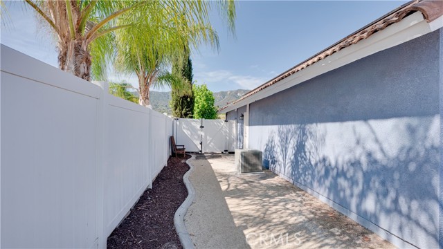 19450 Sweetwood Lane, Lake Elsinore CA: https://media.crmls.org/medias/dfe099c2-99b3-4432-8959-5f2ac022da4a.jpg
