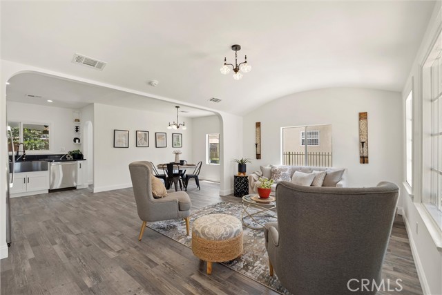 6616 Vesper Avenue, Van Nuys CA: https://media.crmls.org/medias/dfe28360-2525-454e-8e1d-ecc002cf5129.jpg