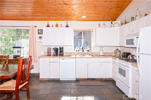 42531 Cedar Ave, Big Bear Lake CA: https://media.crmls.org/medias/dfe43c27-b27e-498c-b1d4-357df29cbb5c.jpg