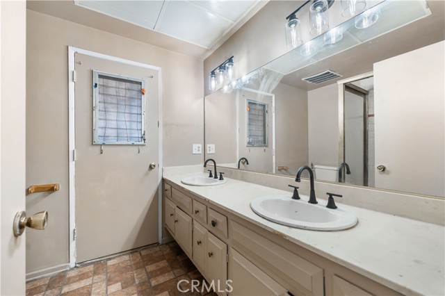 9946 Ruffner Avenue, North Hills CA: https://media.crmls.org/medias/dfe506ce-23ba-472f-bcfb-3fb68f61e899.jpg