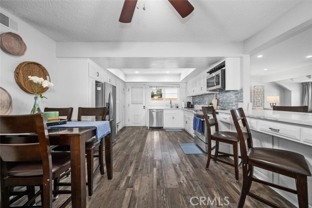 3272 Woodstock Road, Los Alamitos CA: https://media.crmls.org/medias/dfe572b4-a44f-468d-83bc-ce4a95377791.jpg