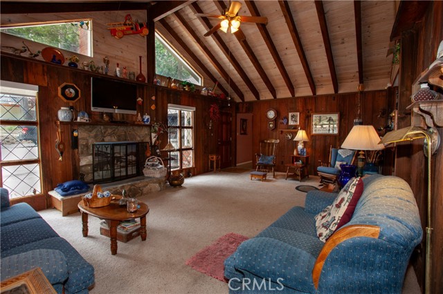 Detail Gallery Image 4 of 28 For 31510 Overhill Dr., Running Springs,  CA 92382 - 3 Beds | 3 Baths