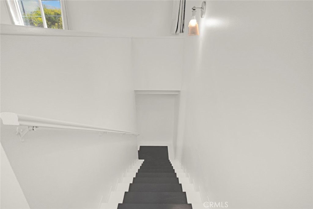 https://media.crmls.org/medias/dfe9f66e-de69-46af-a0d5-b6d1d27e2f8d.jpg?preset=X-Large