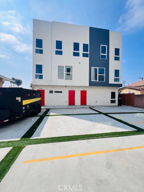 1260 1/2 Leighton Avenue, Los Angeles, California 90037, 3 Bedrooms Bedrooms, ,3 BathroomsBathrooms,Residential Lease,For Rent,1260 1/2 Leighton Avenue,CRTR25009871