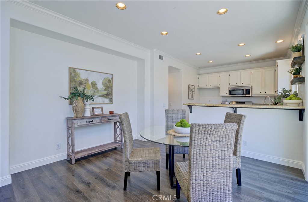 https://media.crmls.org/medias/dfeeef0d-b127-4d89-b7da-72cf4c3a5f4f.jpg?preset=X-Large