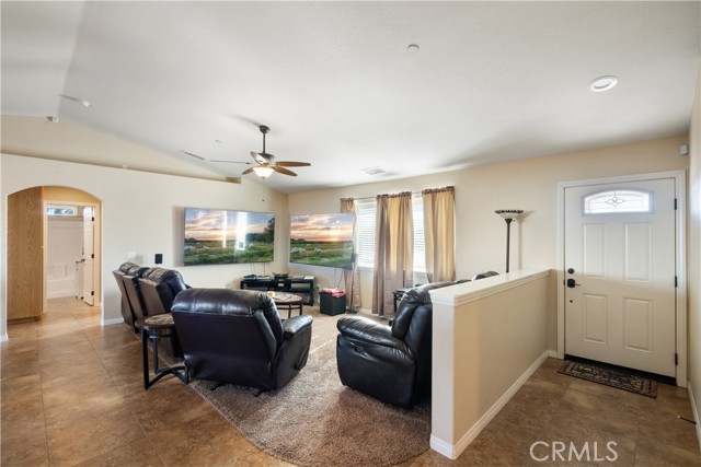 Detail Gallery Image 4 of 33 For 18798 Mojave, Hesperia,  CA 92345 - 3 Beds | 2 Baths