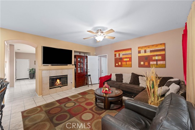 37032 Sabal Avenue, Palmdale CA: https://media.crmls.org/medias/dfeff1ed-b09d-4869-8c8d-54d0f530203b.jpg
