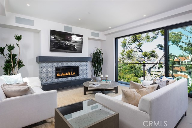 Detail Gallery Image 12 of 22 For 356 Dahlia Place, Corona Del Mar,  CA 92625 - 3 Beds | 3/2 Baths