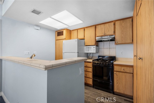 Detail Gallery Image 4 of 19 For 7025 Glade Ave #11,  Canoga Park,  CA 91303 - 2 Beds | 2 Baths